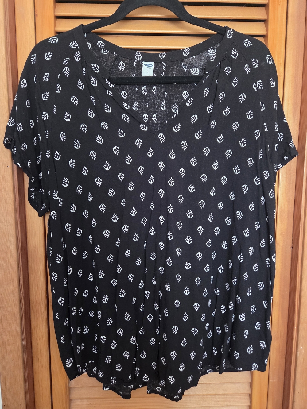 Old Navy Black Short-Sleeve Printed V-Neck Blouse